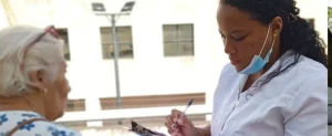 Jornada del Adulto Mayor en «El Cantón 1» llevó atención médica a más de 30 pacientes en La guaira