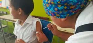 Al menos 388 estudiantes de Plan de Manzano fueron atendidos en jornada de vacunación