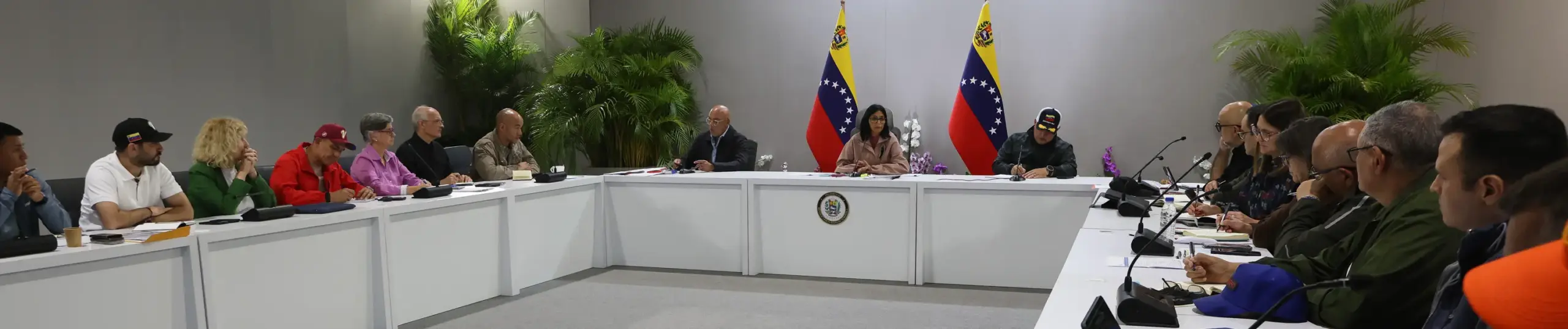 La Presidenta Encargada de la República Bolivariana de Venezuela, Delcy Rodríguez, lidera una reunión con el Estado Mayor para la coordinación de los campamentos transitorios.