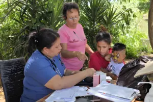 Ministerio de Salud garantiza atención a más de 400 personas en campamento de Ciudad Caribia