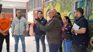 Ministro de salud Carlos Alvarado inspeccionó refugios temporales en Caracas para atender a familias afectadas por sismos