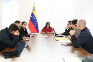 Presidenta Delcy Rodríguez se reúne con integrantes del equipo económico para abordar estrategias y políticas de atención integral