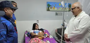 Ministro Carlos Alvarado visitó a niños afectados por sismos en hospitales capitalinos