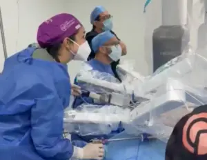 Cirugía robótica de precisión alcanza paciente número 20 sin complicaciones en el HUC