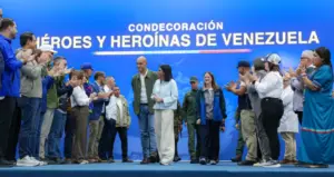 Delcy Rodríguez condecoró a servidores públicos que participaron en la atención a víctimas de los sismos
