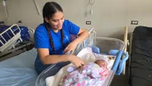 De Amazonas a Caracas: Programa Ruta Materna garantizó el nacimiento seguro de la pequeña Adhara en el Hospital Domingo Luciani
