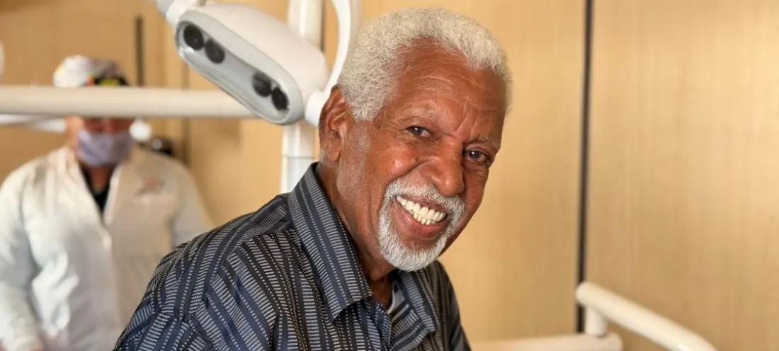 Misión Sonrisa beneficia a adultos mayores de Santa Cruz con prótesis dentales gratuitas
