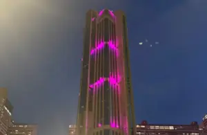 Iluminan la torre de Parque Central en homenaje a las luchadoras contra el cáncer de mama